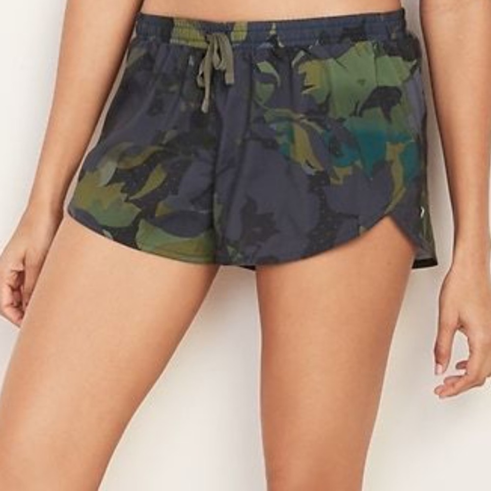 Old Navy Go Dry Mid-Rise Dolphin Hem Run Shorts For Women Dot Camo - Picture 3 of 8